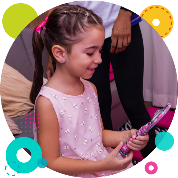 Camarim Fashion infantil com menina se preparando para uma festa