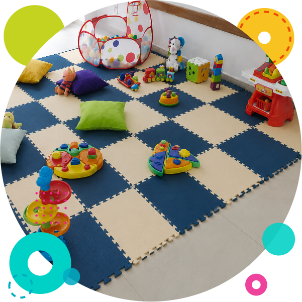 Espaço de brincar infantil com brinquedos e atividades para crianças