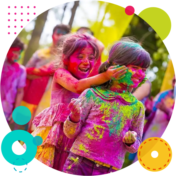 Festa Holi infantil com crianças brincando com pó colorido