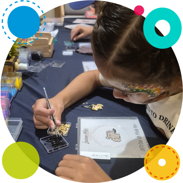 Oficina de Pixel Art infantil com criança criando desenho com peças coloridas