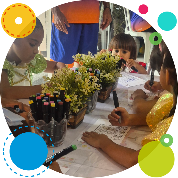 Crianças participando de oficina de artes em festa infantil