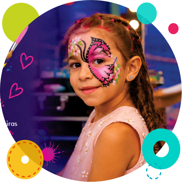 Pintura artística infantil com menina usando pintura facial em festa