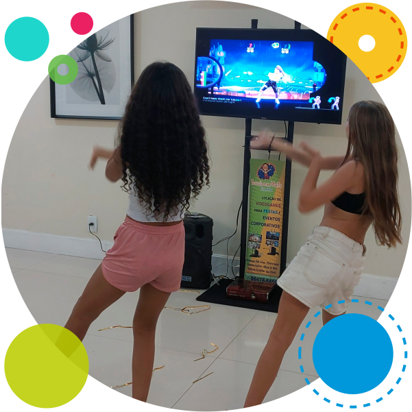 Crianças jogando Just Dance em festa infantil